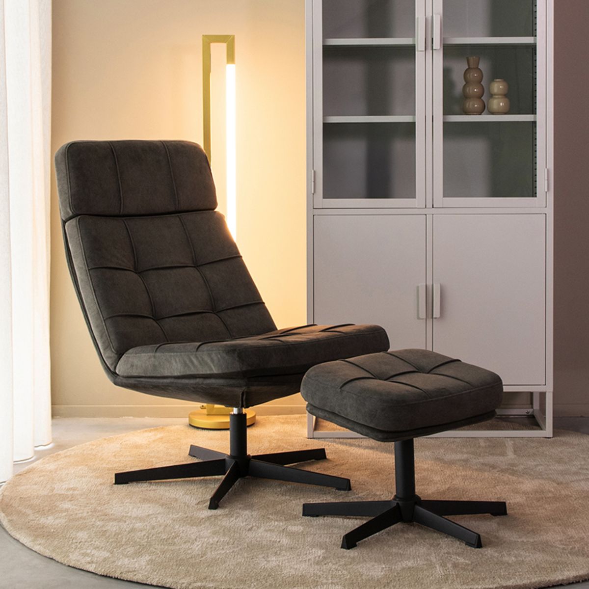 Alvar swivel armchair