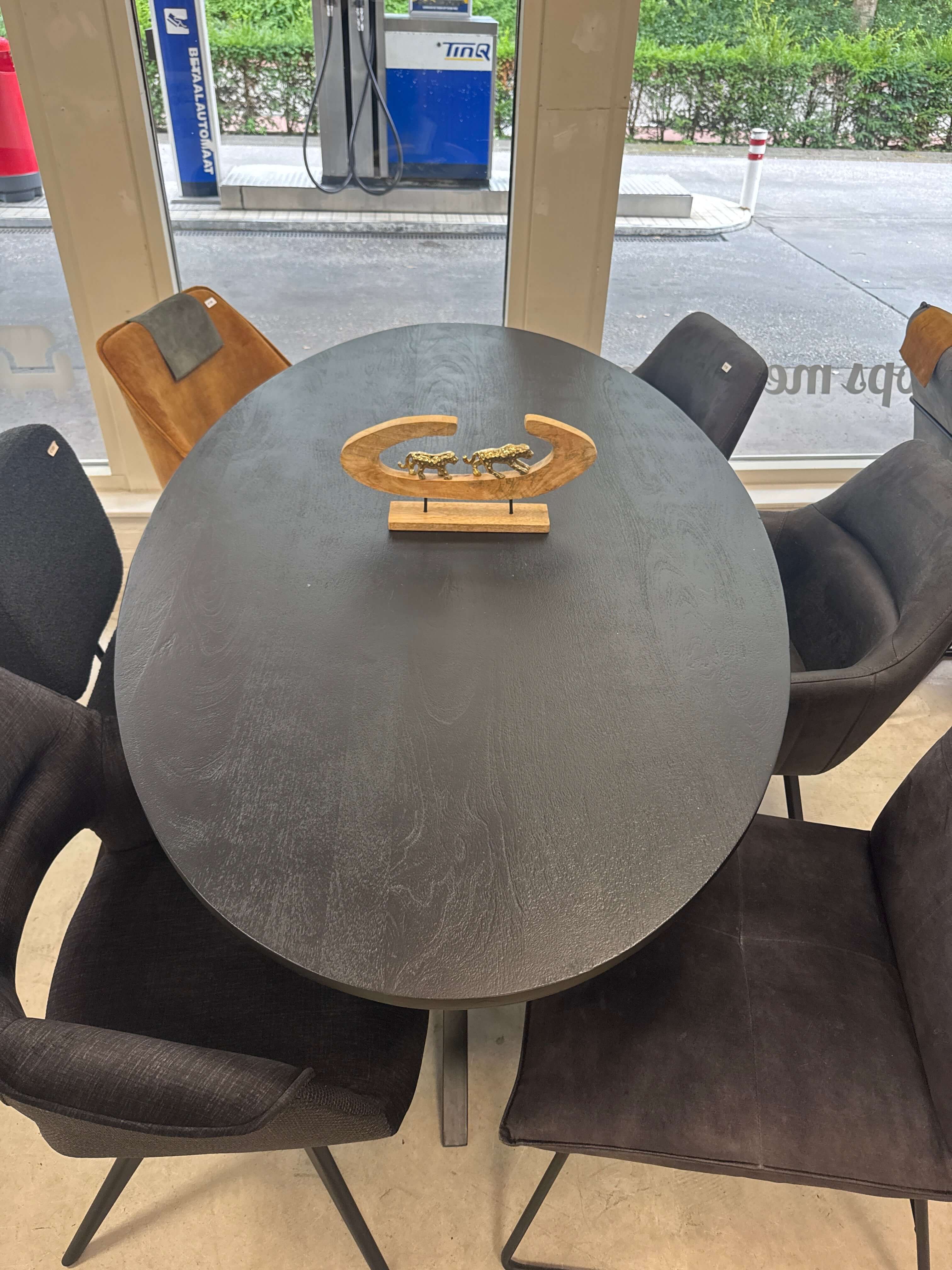 Esstisch Bert schwarz oval restauriert